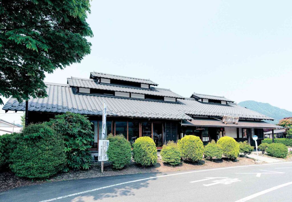 道の駅「たくみの里」里山食堂の外観