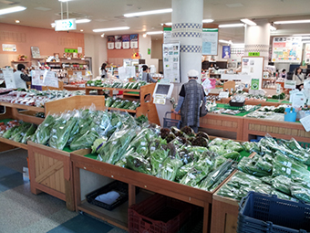 道の駅 水辺プラザかもとの直売所