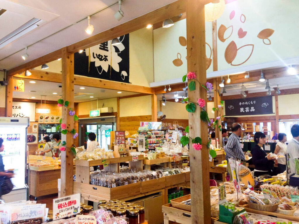 道の駅 どんぐりの里いなぶのどんぐり横丁売場