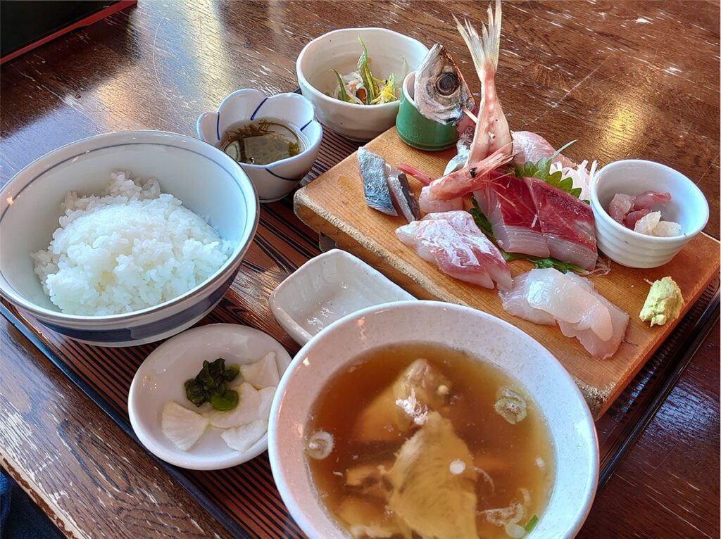 道の駅「あつみ」しゃりんの刺身定食