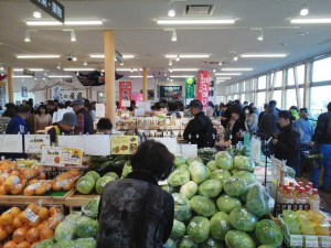産直市場よってっての野菜売り場