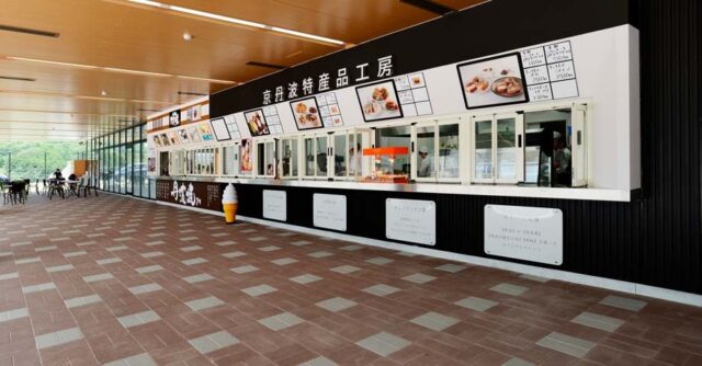 道の駅京丹波 味夢の里のオープンカフェ・軒下コンコース」