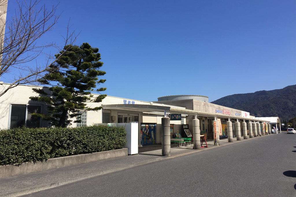 道の駅「たるみず湯っ足り館」の外観