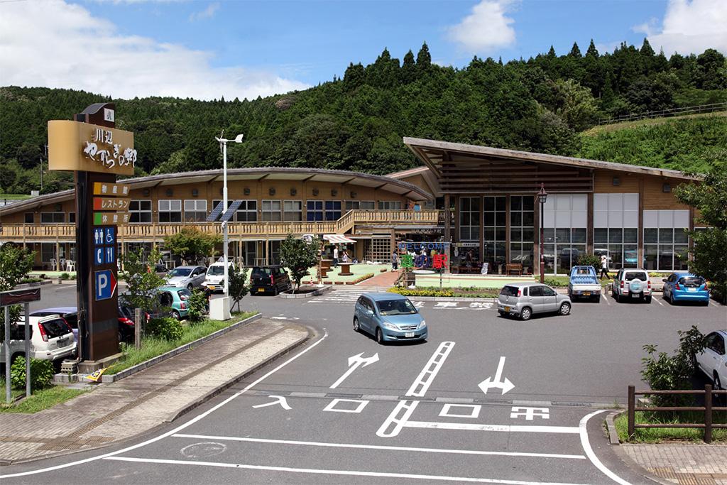 道の駅「川辺やすらぎの郷」の外観