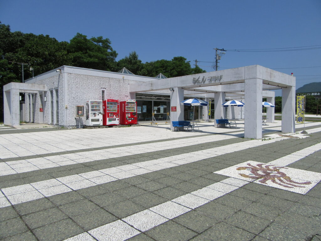 道の駅「シェルプラザ・港」の外観