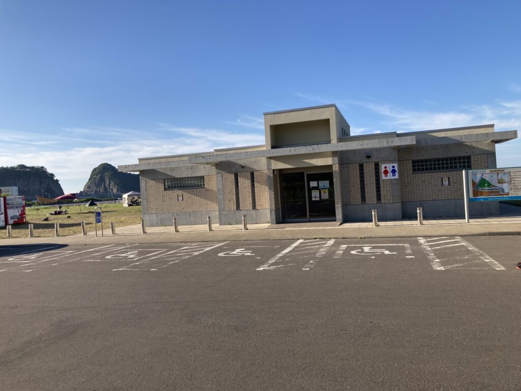 美国漁港海岸キャンプ場のトイレ外観