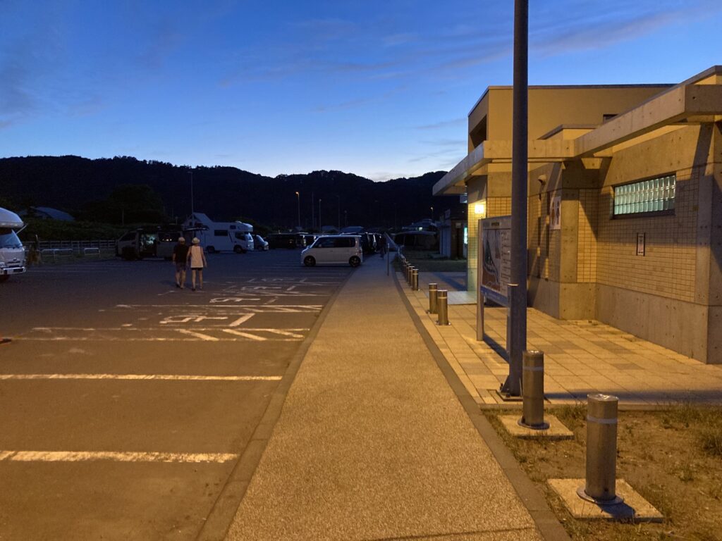 美国漁港海岸キャンプ場の駐車場（夜）