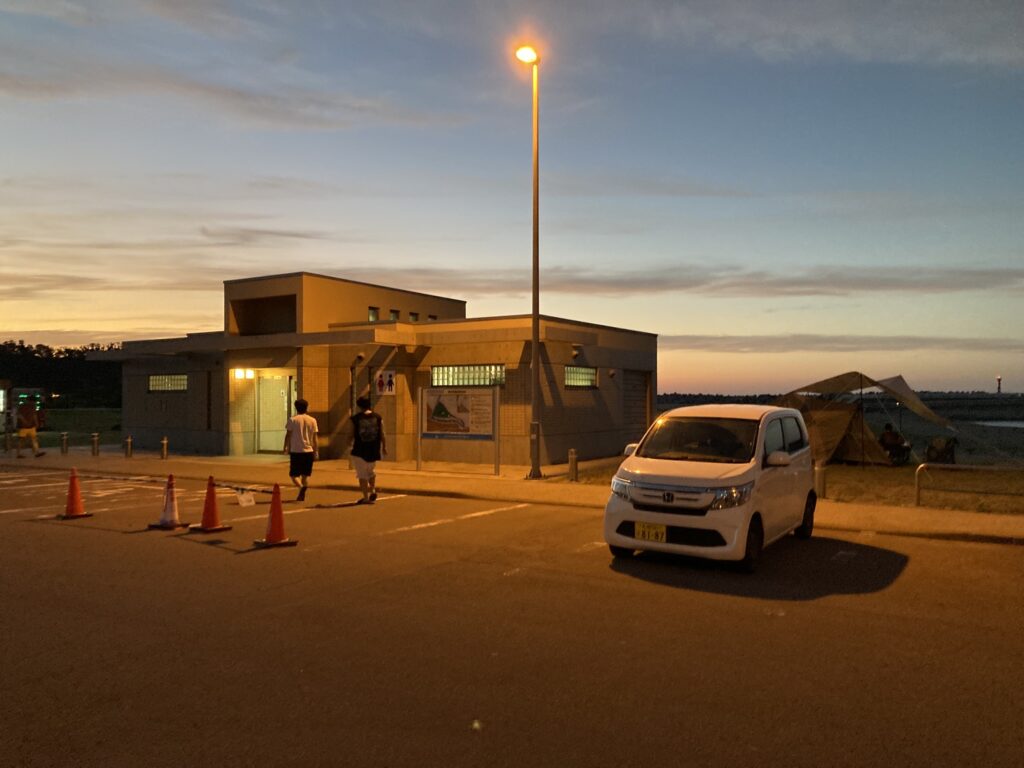 美国漁港海岸キャンプ場のトイレ（夜）