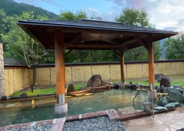 秘境遠山郷の温泉「かぐらの湯の露天風呂