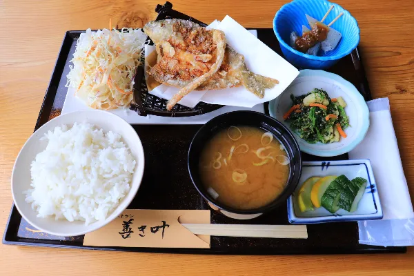 郷土レストラン「善き叶（よきかな）のアマゴ唐揚げ定食