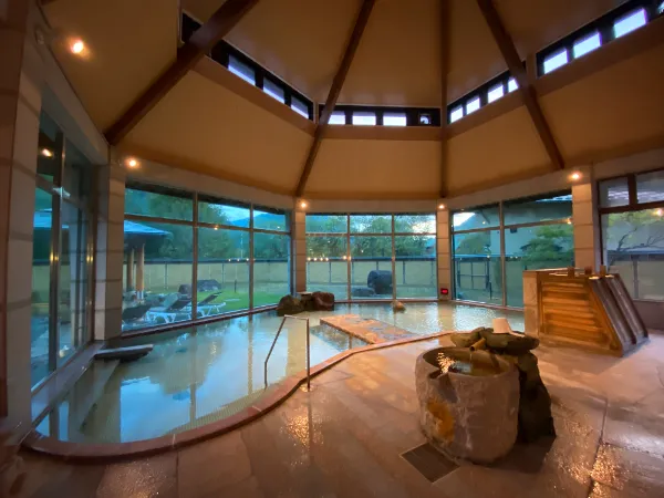 秘境遠山郷の温泉「かぐらの湯の内風呂